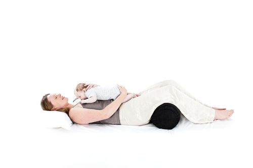 You can also use the Mumanu when you lie on your back (but please do not fall asleep with baby on top of you like this!)