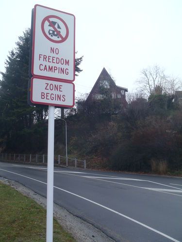 <p>
Typical freedom camping begining and ending freedom camping sign at Arrowtown</p>